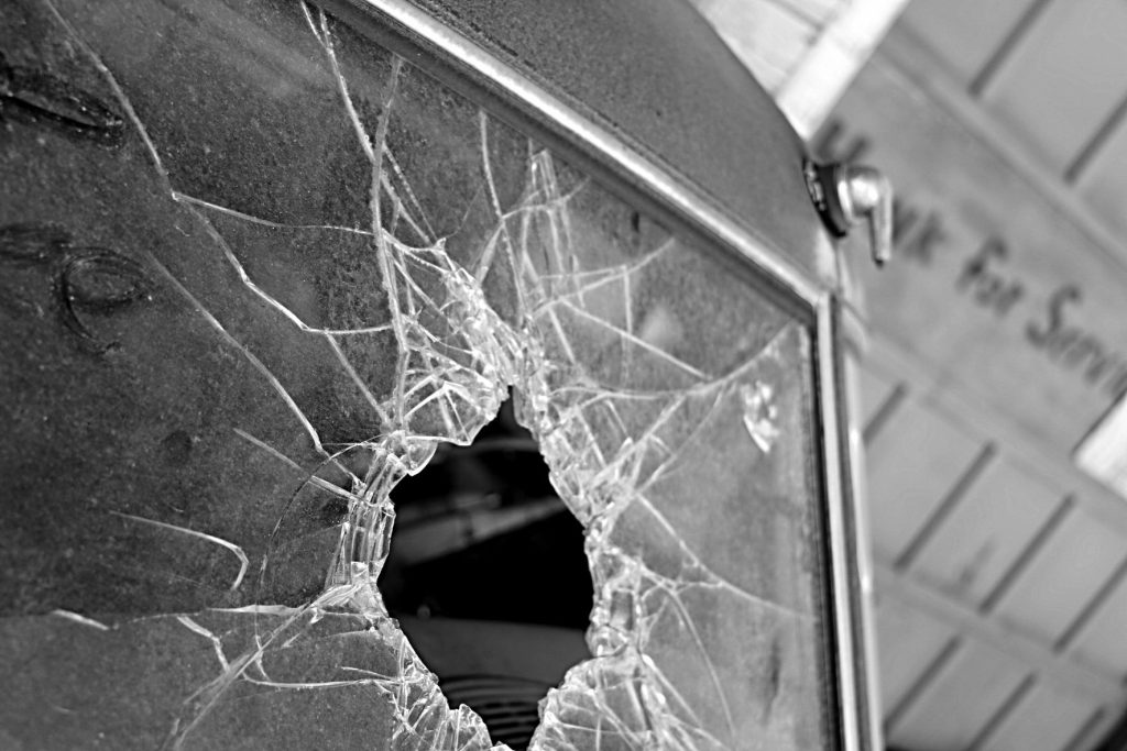 Broken Glass Injuries in a Car Accident - Abogados de Accidentes Costa Mesa